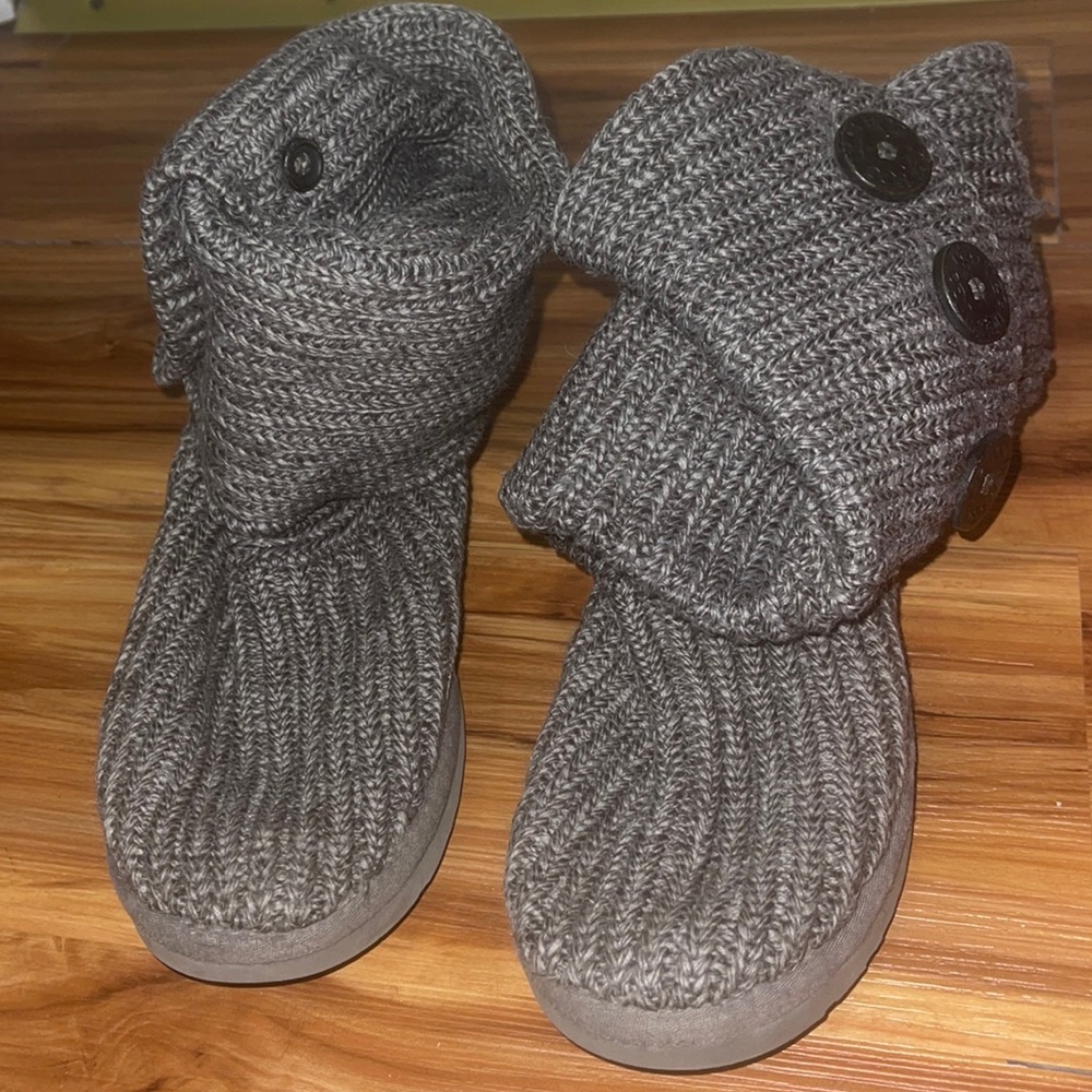 Size 7 Grey Knitted Uggs